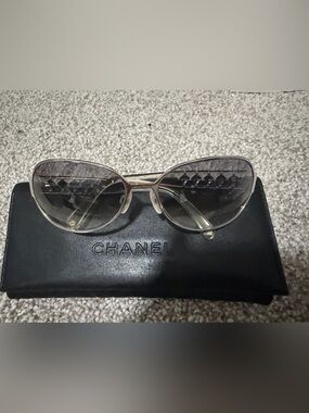 “Authentic” CHANEL Clear/Transparent Frame Sunglasses w/ Silver Accents size125